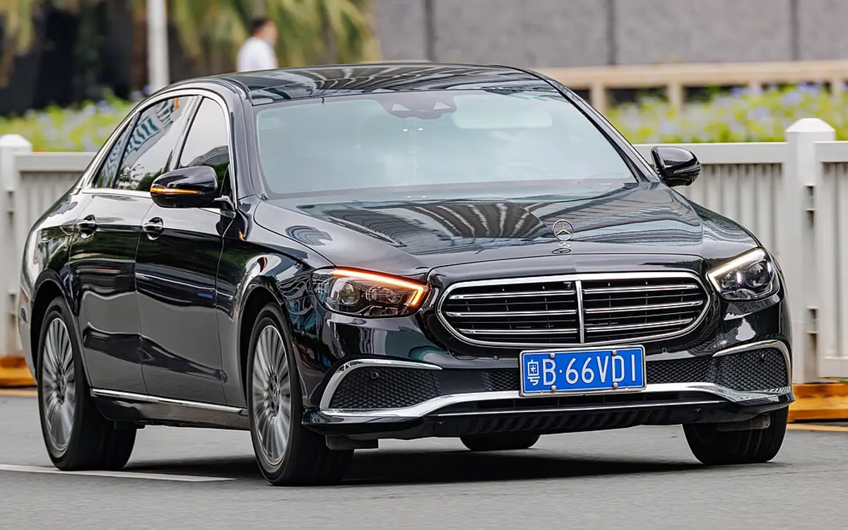 Mercedes-Benz E 200 — флагман парка CAR99